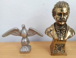 2 Troféus em metal - um representando busto de Strauss compositor . Mede: 16 cm - No estado  (Fk)