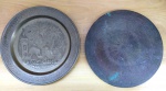 Par de pratos em metal com representação da Tunísia . Medem: 20 cm - No estado  (Fk)