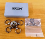Exótico chaveiro de design coletor em metal LEXON . Na caixa. (AM)