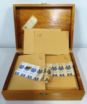 Conjunto em caixa de madeira contendo cartão e envelope em  papel marchê antigo com monograma da letra A