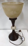 Antigo Abajour de mesa em madeira nobre  e cúpula de Alabrastro. Mede: (53x26) cm  (ro)