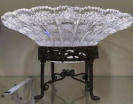 Antigo Centro de mesa em cristal ricamente ornamentado com pés de ferro trabalhado. Posui pequeno bicado na borda .Mede: 17 x 30 cm (ro)
