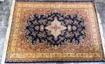 Tapete persa `Kirmanshah` medindo 1,70 m x 2,40 m = 4,08 m2. No verso, etiqueta de importação da casa austríaca Bach.(Ge)