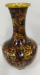 Belo vaso estilo cloisoneé marrom com suporte. Mede: 23 cm (Am)