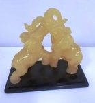 Estátua de elefantinhos em resina em base de maderia . Mede: 10 x10 cm(Am)