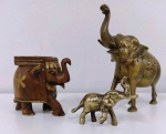 Trio de elefantes em bronze e madeira indianos . Medem: 11x12 e 6x4 cm(Am)