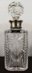 Maravilhosa garrafa em cristal geométrico com bocal em contraste PRATA 925 - ARGENTINA - ponta interna do bocal com restauro. Mede: 24 cm e prato 16 x 16 cm(Am)