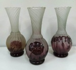 3 Antigos vasos RAVAGNANI com detalhes florais na cor  bordô. Mede : 18 cm(Am)