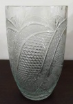 Grande vaso em Cristal  baiano com detalhes florais . Mede: 30x17x17 cm (Am)