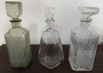 Jogo de garrafas em vidro em padrões diversos . Uma precisa de restauro na borracha da tampa. Medem: 28 , 26 2 26 cm(Am)