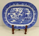 Linda travessa grande em porcelana inglesa, estilo andorinhas .  Marca : STAFFORDSHIRE. Mede: 37 x 30 cm