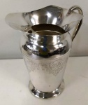 Lindo agueiro em banho de PRATA trabalhada . Marca :  Mede: 22 x 19 cm 