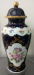 Maravilhoso potiche azul cobalto  em ceramica vidrificada com temas florais . Mede: 23 cm