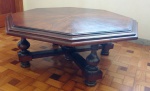Mesa de centro octagonal em madeira maciça pequena . Mede : 106 x 40 cm