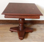 PEQUENA MESA DE CANTO DE SALA EM MADEIRA MAÇIÇA COM PÉS TORNEADOS. MEDE: 60X60X63 CM