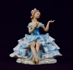 Dama da fidalguia, estatueta em porcelana esmaltada e vitrificada em policromia. med: 19 cm (bicados)  FALTA ESPELHINHO DA MÃO.