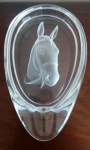 Lindo cinzeiro com tema de cavalos  em CRISTAL SWAROVSKI - Mede: 18 X 11 x 3  cm