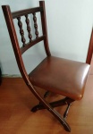 CONJUNTO DE 6 CADEIRAS EM MADEIRA MACIÇA PARA COMPOSIÇÃO DE MESA DE JANTAR , UMA POSSUI A NECESSIDADE DE RESTAURO EM 1 DOS PÉS...
