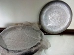 Maravilhoso Jogo de 12 suplâs em vidro trabalhado pintado de prateado . Medem: 33 cm  (J)