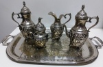 Antigo e Belíssimo conjunto de chá em metal  ricamente trabalhado com rico banho de PRATA - 2 bulês e açucareiro e leiteira - procedência desconhecida - Bandeja Adaptada - Medem: 67 x 41 cm e a maior peça mede 28 cm