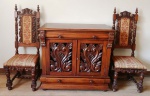 SENSACIONAL CONJUNTO DE SALA COM CÔMODA EM MADEIRA MAÇIÇA DE MOGNO , COM PORTAS EM  BELÍSSIMO ENTALHE VAZADO E CADEIRAS MUITO TRABALHADAS . MEDEM: COMODA: 105X100X53 CM - CADEIRAS : 12642X42XCM