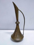 Belíssima Jarra Marroquina em bronze  decorada com estampa de penas. Mede: 24 cm.