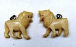Par de pingente em MARFIM no formato de leões . Mede: 3 cm