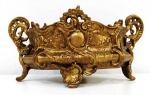 Cachepó de mesa em metal moldado dourado com rico trabalho renascentista. Mede: (33x21x16) cm