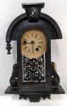 Antigo relógio capelinha para restauro, faltando alguma parte na madeira. Não testado . No estado. Mede: 34x20 cm