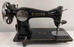 Antiga máquina de costura SINGER manual , para restauro ou enfeite , não testada . No estado. Mede: 37 x 18 cm