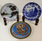 Trio de pratinhos de chá em porcelana temas diversos . Medem: 13 cm