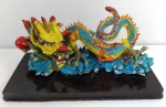 Belíssimo dragão chinês em resina muito colorido . Mede: 24 X11 CM