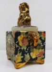 Linda urna chinesa em ceramica padrão satsuma com tampa ornada em dourado a figura de um gato. Selo vermelho . Mede: 14 X 11 CM