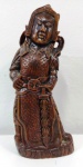 Antiga escultura chinesa em madeira de roseira  ricamente entalhada representamdo um mone chinês. Mede: 23 cm