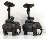 Antigo Par de porta velas em bronze maciço com representação de elefante montado po um carneiro no dorso sustentando um caule de folha enroscado por um dragão . Belíssima peça. Mede: 26 x 16 cm.