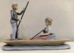 Grupo escultorio em porcelana  representando passeio em gôndola com casal romântico ricamente detalhados. Mede: 23 x 16 cm