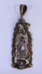 Antigo Pingente em PRATA DE LEI - Séc XIX representando a Virgem Maria  . Mede: 4x2 cm. (Na)