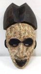 Antiga máscara tribal africana em madeira maciça trabalhada e pintada. Não identificada a tribo . Mede: 36 x19 cm(Na)