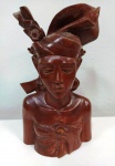 Busto em madeira de mulher guerreira proveniente da INDONÉSIA , possui uma pequena rachadura . Med. 30 x 19 x 12 cm.