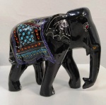 Elefante indiano em madeira pintada , ricamente policromada. Mede: 
