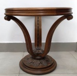 Par de mesas de apoio laterais em madeira maciça com tampo de vidro estilo pés de lira . Mede: 60 x 58 cm