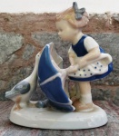 Estátua em porcelana alemã - Menina e o Pato . Possui restauro no interior do guarda chuva . Marca : MESSEIN . Mede:  13 cm  