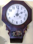 Antigo relógio Oitavado americano em caixa de madeira . Hora e Meia . Final do séc IX . Não testado . No estado. Mede: 65 x 40 cm 