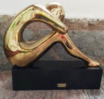 Escultura moderna em antimónio metalizado dourado . Marca: ANTIQUE . Mede: 24 x 23 cm 