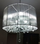 1 lustre de cristal com 6 lampadas com cúpula em fios prateados e cristais pendentes . Mede: 30 x 55 cm