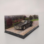 COLEÇÃO OFICIAL DOS CARROS DE JAMES BOND 007. REPLICAS DETALHADAS EM ESCALA 1:43 DO AGENTE BRITÂNICO. MINIATURA METALICA MODELO ASTON MARTIN V8 VANTAGE. APROXIMADAMENTE 12,0 CM BASE ACRÍLICA E BLISTER DE PROTEÇÃO.