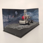 COLEÇÃO OFICIAL DOS CARROS DE JAMES BOND 007. REPLICAS DETALHADAS EM ESCALA 1:43 DO AGENTE BRITÂNICO. MINIATURA METÁLICA MODELO MOON BUGGY.  APROXIMADAMENTE 12,0 CM BASE ACRÍLICA E BLISTER DE PROTEÇÃO.