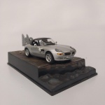 COLEÇÃO OFICIAL DOS CARROS DE JAMES BOND 007. REPLICAS DETALHADAS EM ESCALA 1:43 DO AGENTE BRITÂNICO. MINIATURA METÁLICA MODELO BMW Z8.  APROXIMADAMENTE 12,0 CM BASE ACRÍLICA E BLISTER DE PROTEÇÃO.