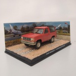 COLEÇÃO OFICIAL DOS CARROS DE JAMES BOND 007. REPLICAS DETALHADAS EM ESCALA 1:43 DO AGENTE BRITÂNICO. MINIATURA METÁLICA MODELO FORD BRONCO II. APROXIMADAMENTE 12,0 CM BASE ACRÍLICA E BLISTER DE PROTEÇÃO.