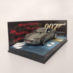 COLEÇÃO OFICIAL DOS CARROS DE JAMES BOND 007. REPLICAS DETALHADAS EM ESCALA 1:43 DO AGENTE BRITÂNICO. MINIATURA METÁLICA MODELO ASTON MARTIN V12 VANQUISH. APROXIMADAMENTE 12,0 CM BASE ACRÍLICA E BLISTER DE PROTEÇÃO.